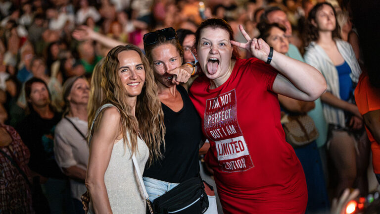Narodeninový koncert MADUAR-u v Šali rozospieval celý amfiteáter.