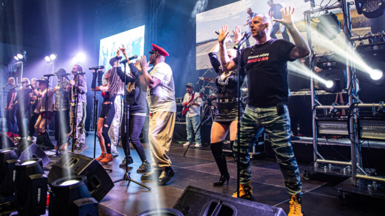 Captain Jack, Rednex, Twenty 4 Seven a MADUAR zaspievali Angels od Robbieho Williamsa