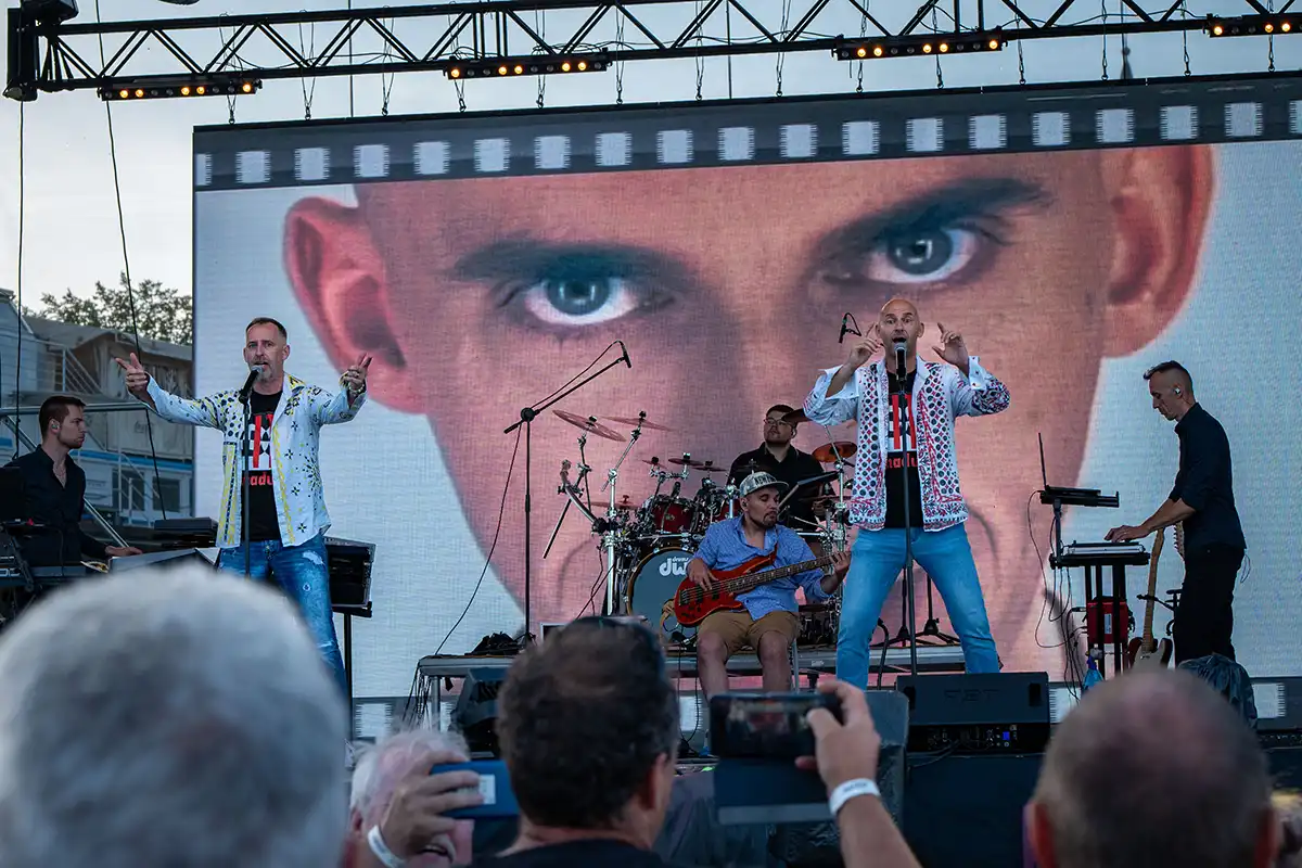 v roku 1995 patrila medzi 3 najžiadanejších umelcov v CZ/SK