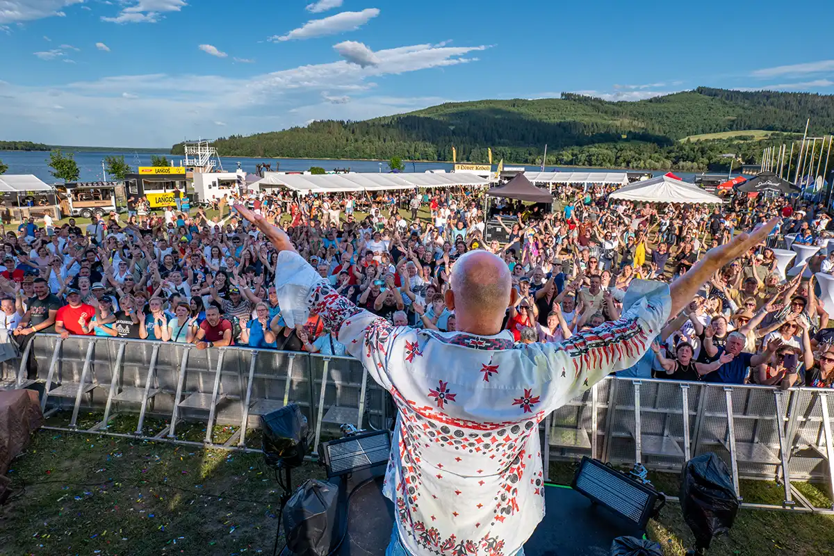 singel Hafanana vydaný v 94 krajinách sveta